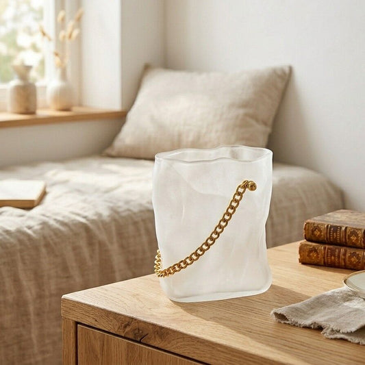 Vase sac en verre blanc à anse dorée, mise en situation — Aulica