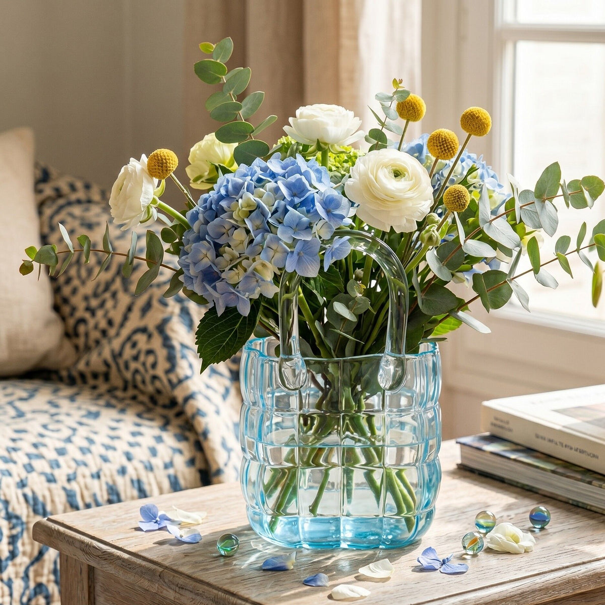 Vase sac matelassé bleu, détail du relief — Aulica