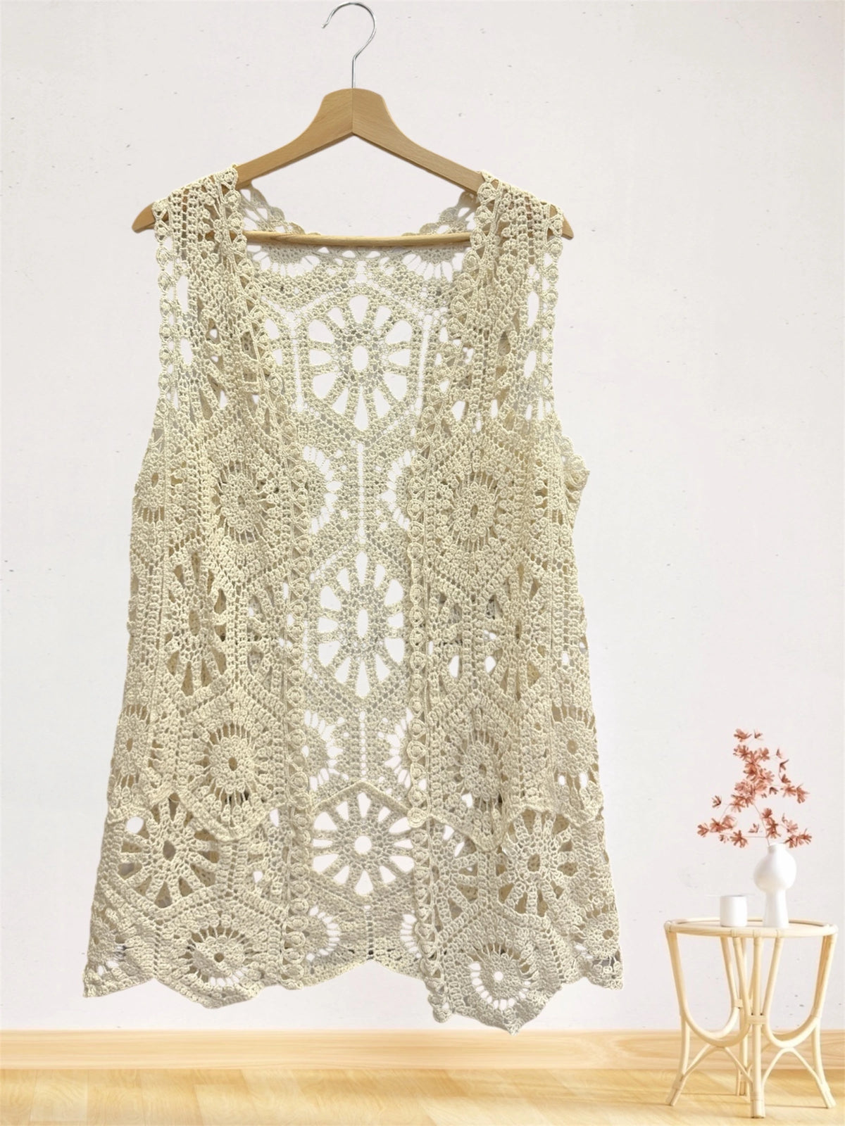 Gilet long sans manches au crochet ajouré – Motifs floraux