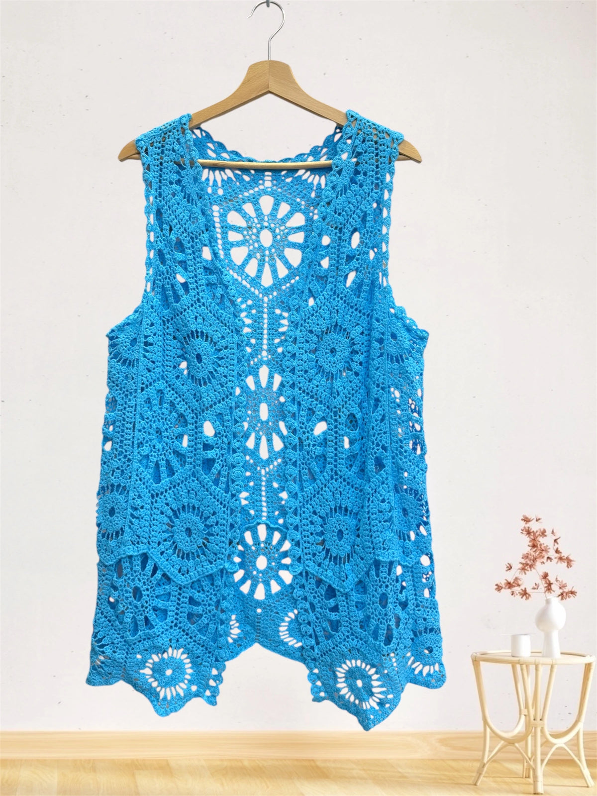 Gilet long sans manches au crochet ajouré – Motifs floraux