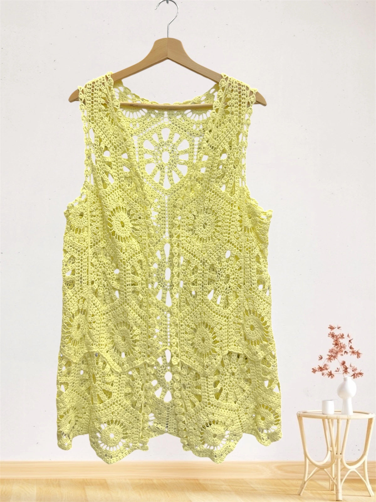 Gilet long sans manches au crochet ajouré – Motifs floraux