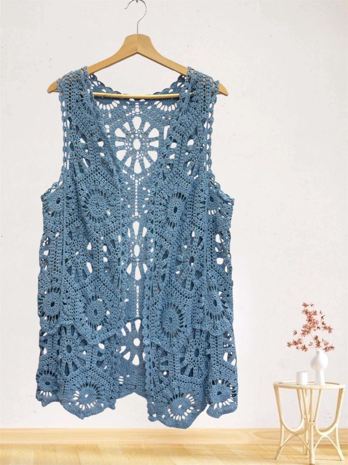 Gilet long sans manches au crochet ajouré – Motifs floraux