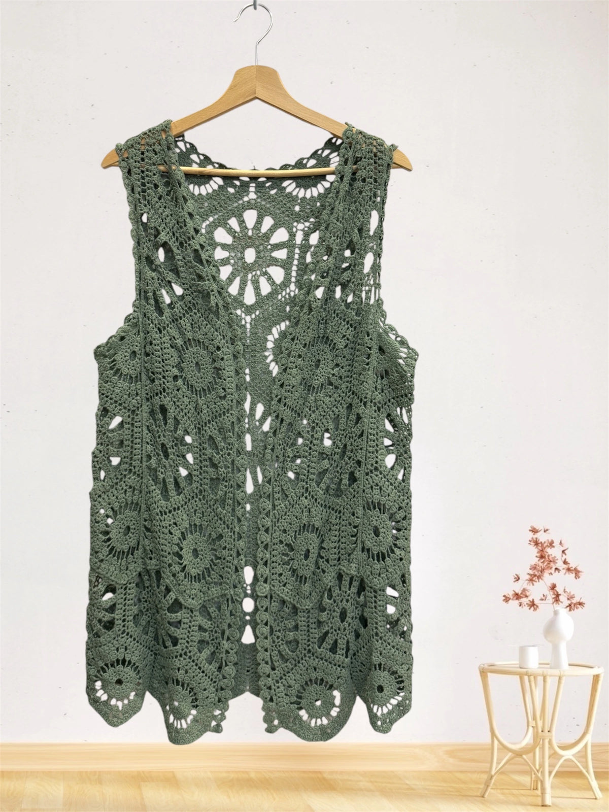 Gilet long sans manches au crochet ajouré – Motifs floraux
