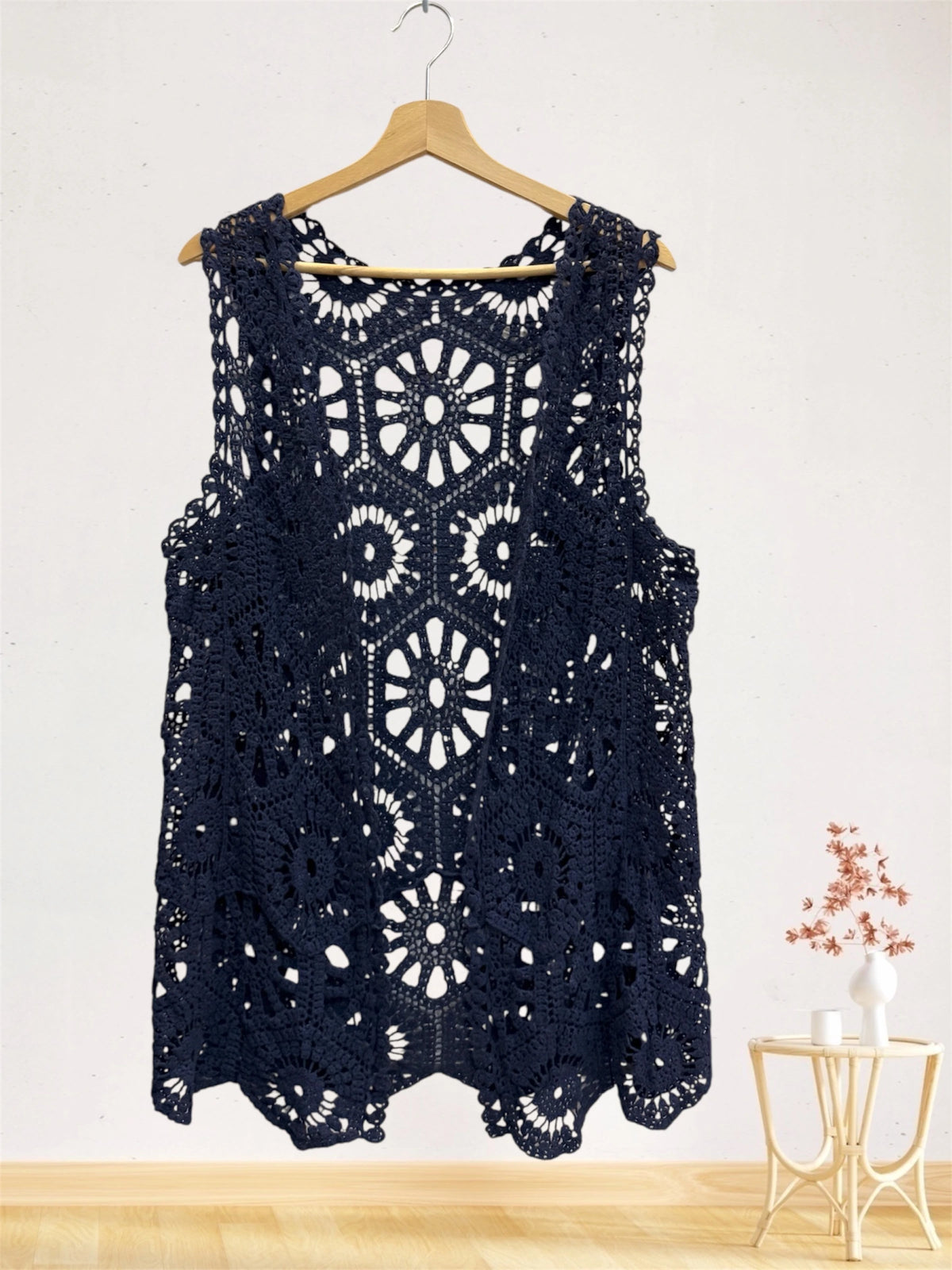 Gilet long sans manches au crochet ajouré – Motifs floraux