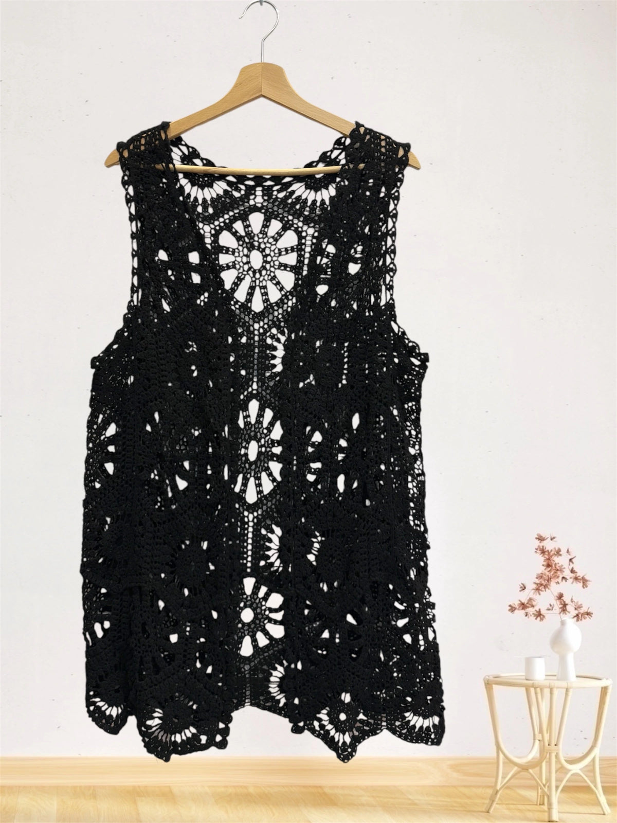 Gilet long sans manches au crochet ajouré – Motifs floraux