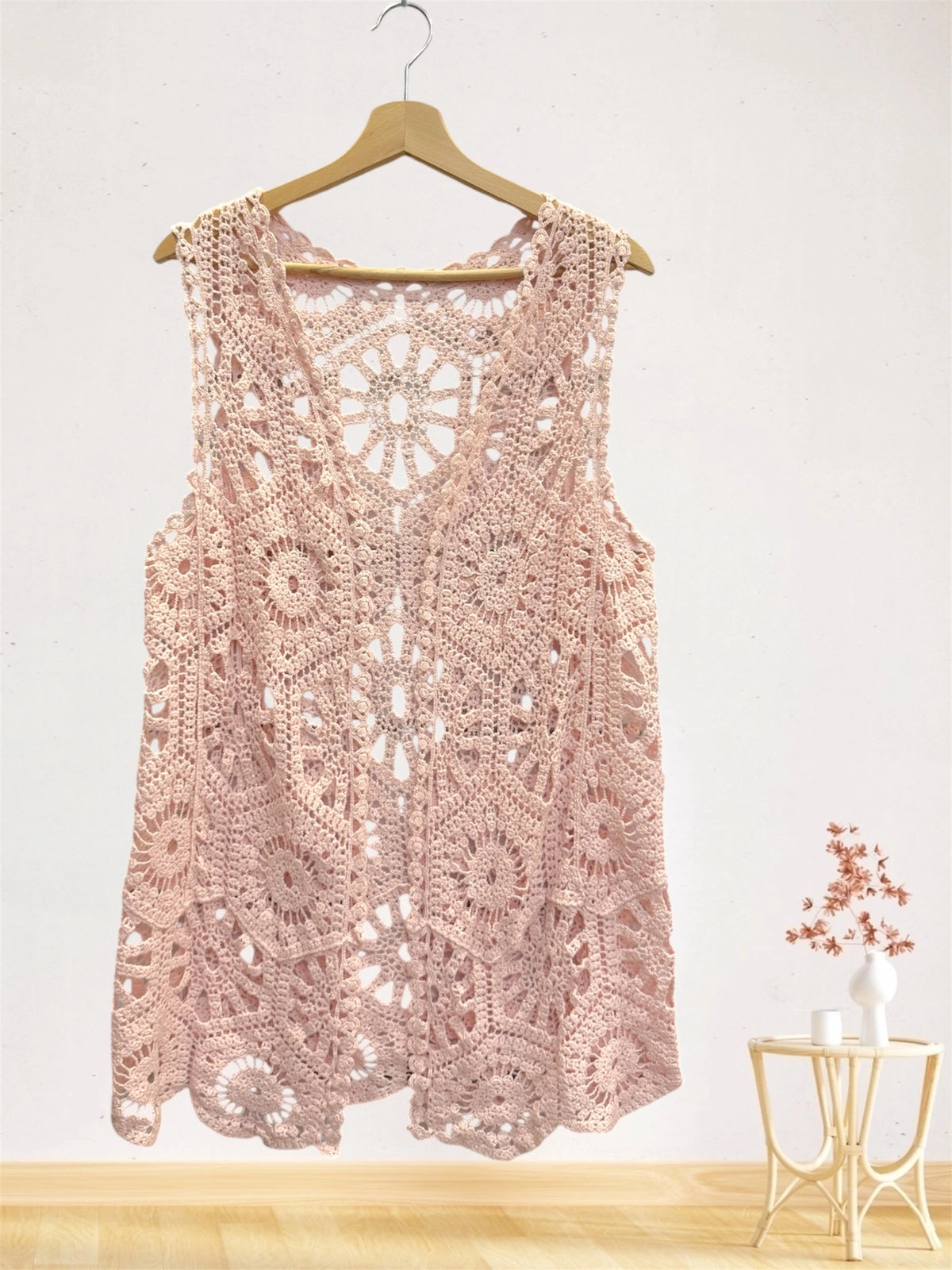 Gilet long sans manches au crochet ajouré – Motifs floraux