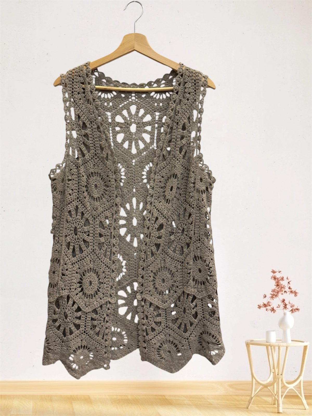 Gilet long sans manches au crochet ajouré – Motifs floraux
